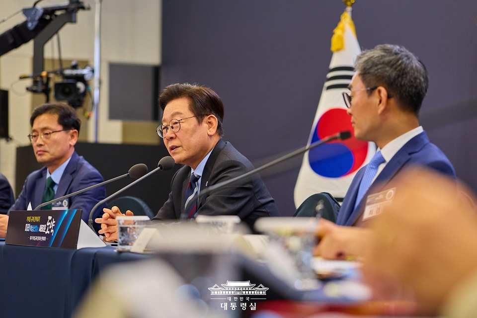 이재명 대통령이 15일 서울 성북구 한국과학기술연구원(KIST)에서 열린 제1차 핵심규제 합리화 전략회의에서 발언을 하고 있다. 