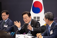 이재명 대통령이 15일 서울 성북구 한국과학기술연구원(KIST)에서 열린 제1차 핵심규제 합리화 전략회의에서 발언을 하고 있다. 