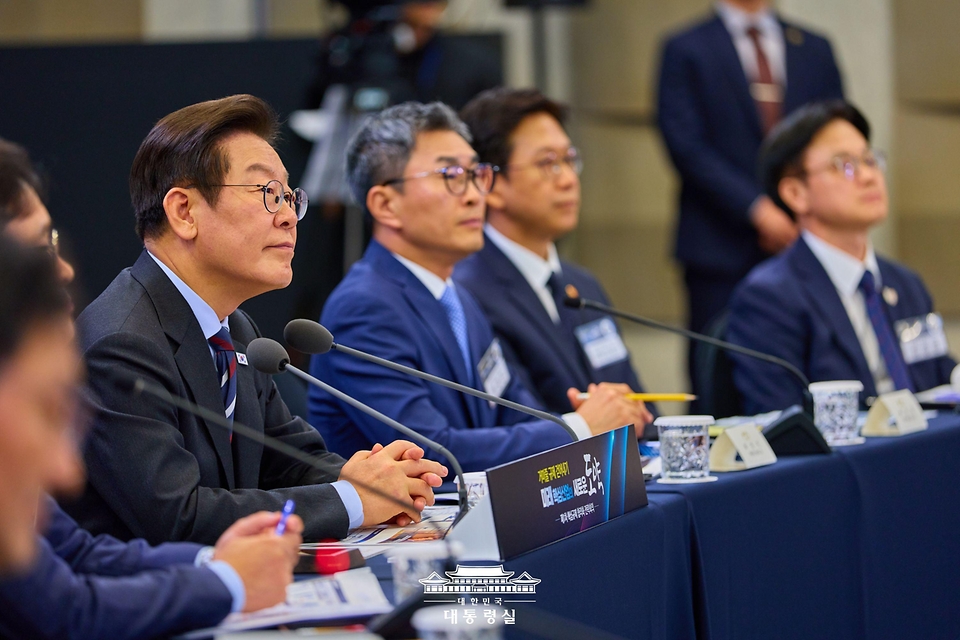 이재명 대통령이 15일 서울 성북구 한국과학기술연구원(KIST)에서 열린 제1차 핵심규제 합리화 전략회의에서 발언을 듣고 있다. 