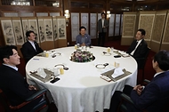 김민석 국무총리가 14일 삼청동 총리서울공관에서 열린 당·정·대(더불어민주당·정부·대통령실) 고위급 만찬회동에 참석하고 있다.