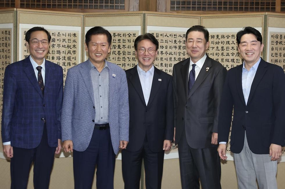김민석 국무총리가 14일 삼청동 총리서울공관에서 열린 당·정·대(더불어민주당·정부·대통령실) 고위급 만찬회동에 참석하고 있다.