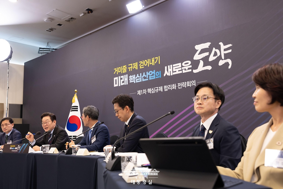 이재명 대통령이 15일 서울 성북구 한국과학기술연구원(KIST)에서 열린 제1차 핵심규제 합리화 전략회의에서 발언을 하고 있다. 