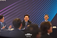 이재명 대통령이 15일 서울 성북구 한국과학기술연구원(KIST)에서 열린 제1차 핵심규제 합리화 전략회의에서 미소를 짓고 있다.