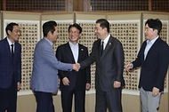 김민석 국무총리가 14일 삼청동 총리서울공관에서 열린 당·정·대(더불어민주당·정부·대통령실) 고위급 만찬회동에 참석하고 있다.