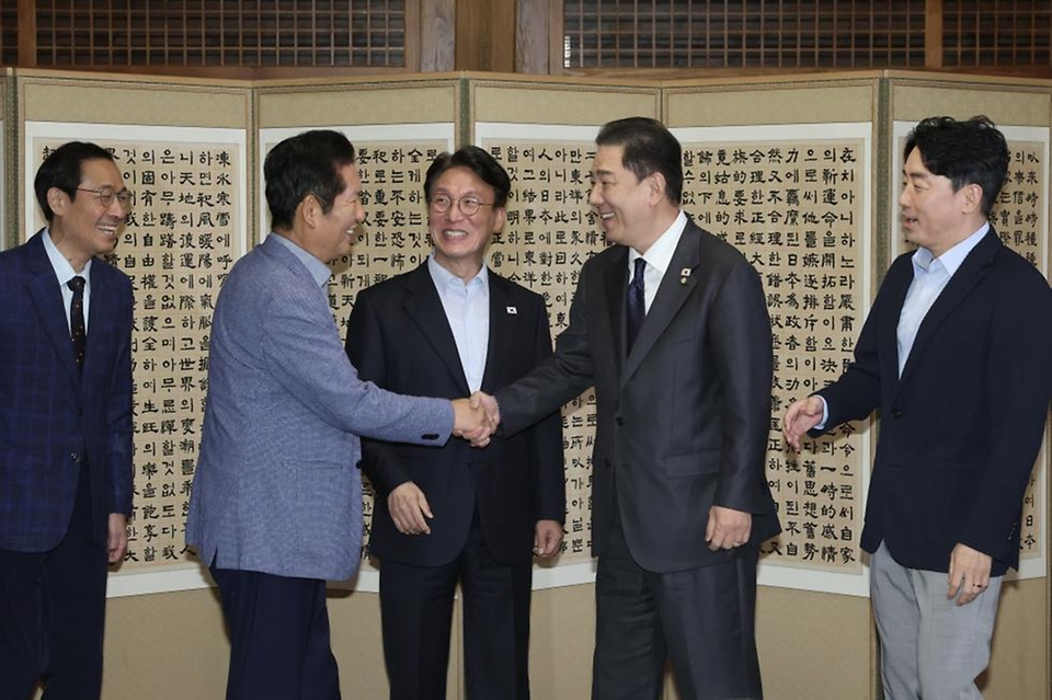 김민석 국무총리가 14일 삼청동 총리서울공관에서 열린 당·정·대(더불어민주당·정부·대통령실) 고위급 만찬회동에 참석하고 있다.