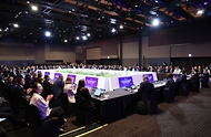 아시아태평양경제협력체(APEC) 보건과경제고위급회의가 15일부터 이틀간 서울 신라호텔에서 열렸다. 회의에는 21개 회원경제 장·차관 등 고위급 인사, 세계보건기구 서태평양사무처(WHO WPRO), 경제협력개발기구(OECD), 아시아 개발은행(ADB) 등 국제기구 인사와 기업인 등 480여 명이 참석했다. 16일 정은경 보건복지부 장관이 의장으로 회의를 주재하고 있다.