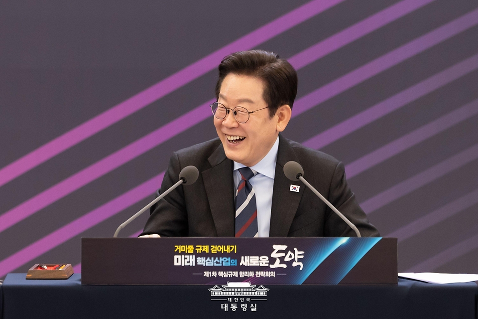 이재명 대통령이 15일 서울 성북구 한국과학기술연구원(KIST)에서 열린 제1차 핵심규제 합리화 전략회의에서 미소를 짓고 있다.