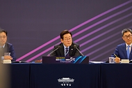 이재명 대통령이 15일 서울 성북구 한국과학기술연구원(KIST)에서 열린 제1차 핵심규제 합리화 전략회의에서 발언을 듣고 있다. 