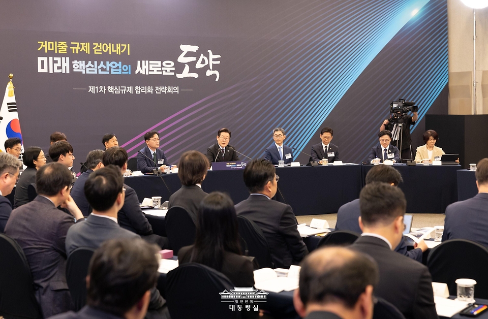 이재명 대통령이 15일 서울 성북구 한국과학기술연구원(KIST)에서 열린 제1차 핵심규제 합리화 전략회의에서 발언을 하고 있다. 