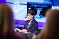 아시아태평양경제협력체(APEC) 보건과경제고위급회의가 15일부터 이틀간 서울 신라호텔에서 열렸다. 회의에는 21개 회원경제 장·차관 등 고위급 인사, 세계보건기구 서태평양사무처(WHO WPRO), 경제협력개발기구(OECD), 아시아 개발은행(ADB) 등 국제기구 인사와 기업인 등 480여 명이 참석했다. 16일 정은경 보건복지부 장관이 의장으로 회의를 주재하고 있다.
