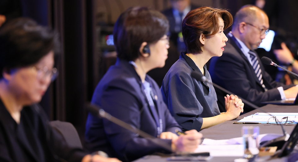 아시아태평양경제협력체(APEC) 보건과경제고위급회의가 15일부터 이틀간 서울 신라호텔에서 열렸다. 회의에는 21개 회원경제 장·차관 등 고위급 인사, 세계보건기구 서태평양사무처(WHO WPRO), 경제협력개발기구(OECD), 아시아 개발은행(ADB) 등 국제기구 인사와 기업인 등 480여 명이 참석했다. 16일 정은경 보건복지부 장관이 의장으로 회의를 주재하고 있다.