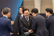 이재명 대통령이 15일 서울 성북구 한국과학기술연구원(KIST)에서 열린 제1차 핵심규제 합리화 전략회의에 입장하며 참석자들과 인사를 하고 있다. 