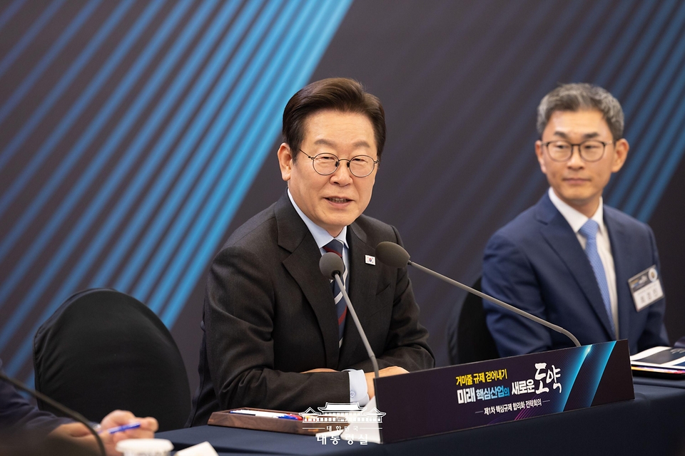 이재명 대통령이 15일 서울 성북구 한국과학기술연구원(KIST)에서 열린 제1차 핵심규제 합리화 전략회의에서 발언을 하고 있다. 