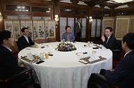 김민석 국무총리가 14일 삼청동 총리서울공관에서 열린 당·정·대(더불어민주당·정부·대통령실) 고위급 만찬회동에 참석하고 있다.