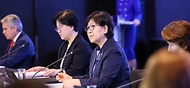 아시아태평양경제협력체(APEC) 보건과경제고위급회의가 15일부터 이틀간 서울 신라호텔에서 열렸다. 회의에는 21개 회원경제 장·차관 등 고위급 인사, 세계보건기구 서태평양사무처(WHO WPRO), 경제협력개발기구(OECD), 아시아 개발은행(ADB) 등 국제기구 인사와 기업인 등 480여 명이 참석했다. 16일 정은경 보건복지부 장관이 의장으로 회의를 주재하고 있다.
