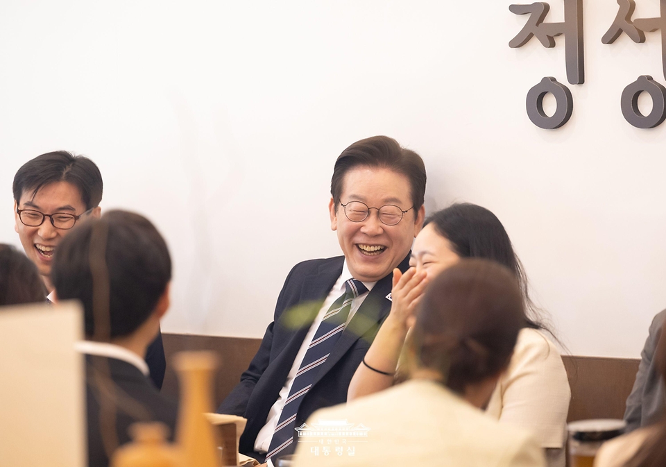 이재명 대통령이 16일 세종시의 한 식당에서 정부세종청사 각 부처 실무 공무원들과 점심식사를 하고 있다.