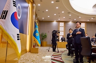 이재명 대통령이 16일 세종시 정부세종청사에서 열린 제42회 국무회의에서 국무위원들과 함께 국민의례를 하고 있다.