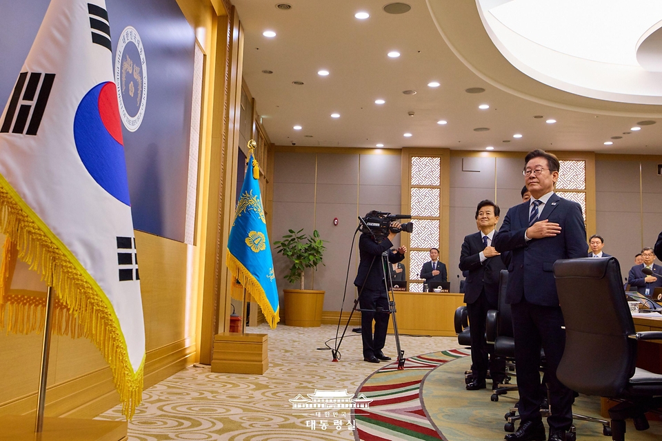 이재명 대통령이 16일 세종시 정부세종청사에서 열린 제42회 국무회의에서 국무위원들과 함께 국민의례를 하고 있다.