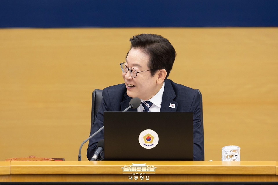이재명 대통령이 16일 세종시 정부세종청사에서 열린 제42회 국무회의에서 발언을 하고 있다. 