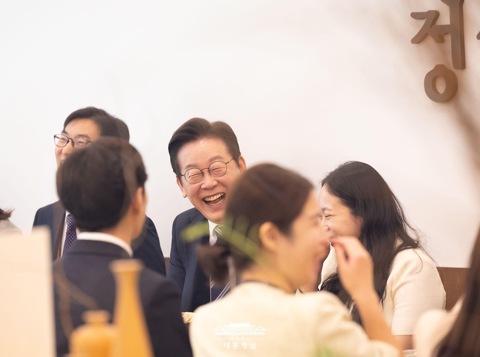 이재명 대통령이 16일 세종시의 한 식당에서 정부세종청사 각 부처 실무 공무원들과 점심식사를 하고 있다.