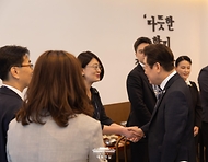 이재명 대통령이 16일 세종시의 한 식당에서 정부세종청사 각 부처 실무 공무원들과 점심식사하며 인사를 나누고 있다. 