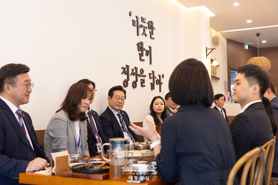 이재명 대통령이 16일 세종시의 한 식당에서 정부세종청사 각 부처 실무 공무원들과 점심식사를 하고 있다.