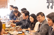 이재명 대통령이 16일 세종시의 한 식당에서 정부세종청사 각 부처 실무 공무원들과 점심식사를 하고 있다.