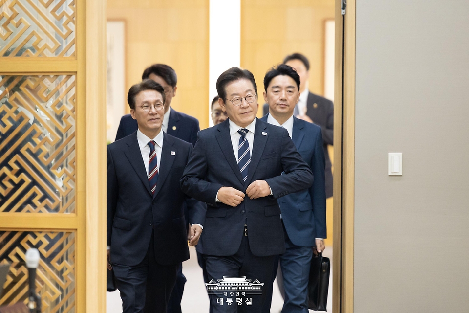 이재명 대통령이 16일 세종시 정부세종청사에서 열린 제42회 국무회의에 참석하고 있다. 