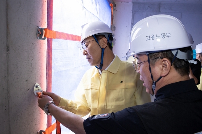 김윤덕 국토부 장관과 김영훈 노동부 장관이 9월 18일 서울 용산구 청년주택 신축 공사 현장을 찾아 불법하도급 합동 점검을 하고 있다.