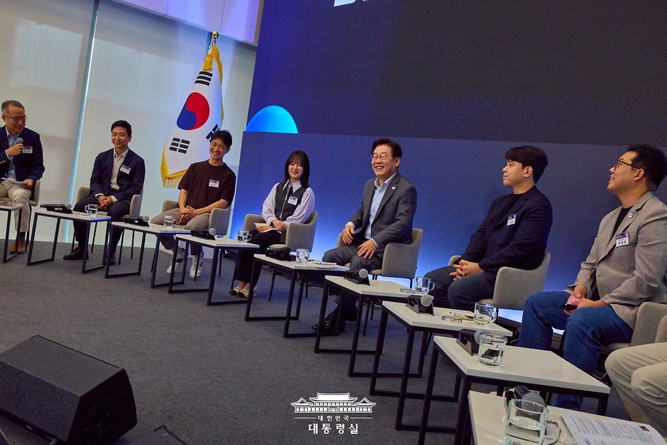 이재명 대통령이 17일 경기도 성남시 스타트업 스퀘어에서 열린 청년 스타트업 상상콘서트에서 발언하고 있다.