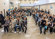 이재명 대통령이 17일 경기도 성남시 스타트업 스퀘어에서 열린 청년 스타트업 상상콘서트에서 참석자들과 종이비행기를 날리고 있다.
