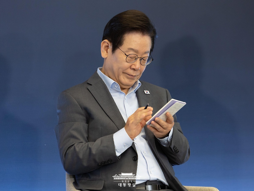 이재명 대통령이 17일 경기도 성남시 스타트업 스퀘어에서 열린 청년 스타트업 상상콘서트에서 메모하고 있다.