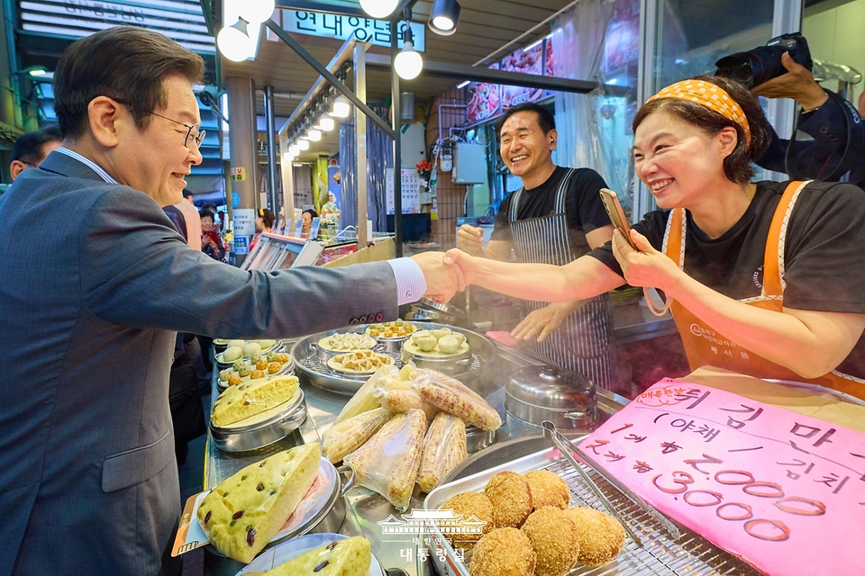 이재명 대통령이 17일 성남시 태평동 현대시장을 방문해 상인들과 인사하고 있다.