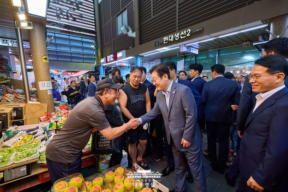 이재명 대통령이 17일 성남시 태평동 현대시장을 방문해 상인들과 인사하고 있다.