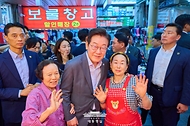 이재명 대통령이 17일 성남시 태평동 현대시장을 방문해 상인들과 기념 촬영을 하고 있다.