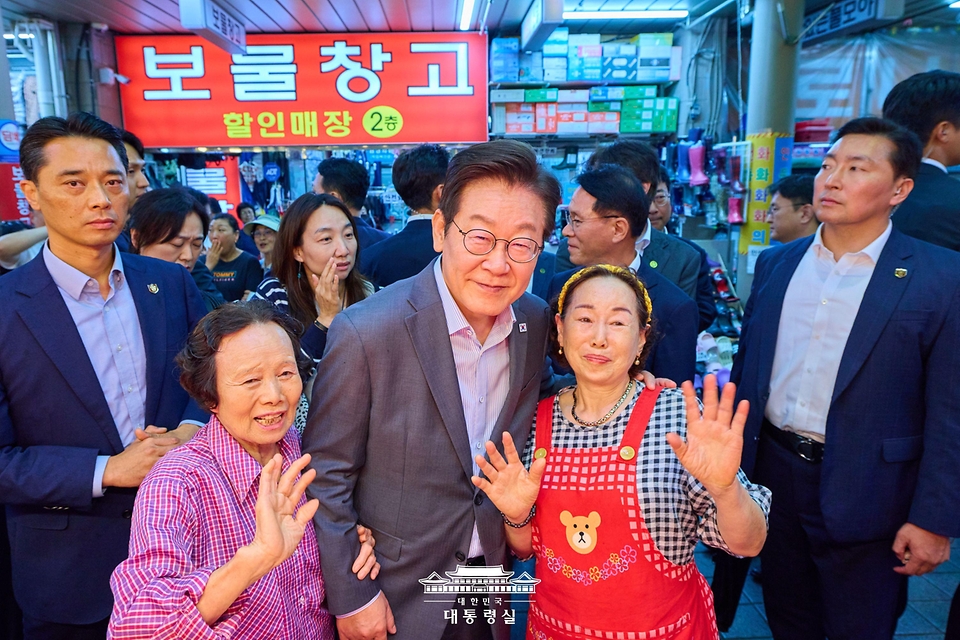 이재명 대통령이 17일 성남시 태평동 현대시장을 방문해 상인들과 기념 촬영을 하고 있다.