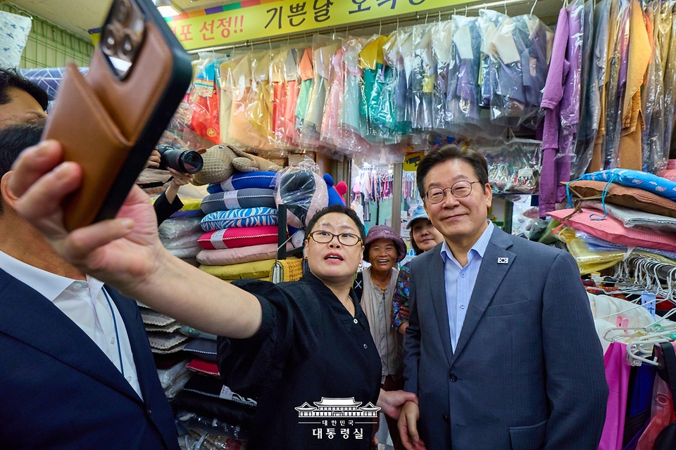 이재명 대통령이 17일 성남시 태평동 현대시장을 방문해 시민들과 기념 촬영을 하고 있다.