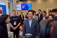 이재명 대통령이 17일 경기도 성남시 스타트업 스퀘어에서 열린 청년 스타트업 상상콘서트에 참석하고 있다.