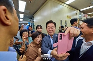 이재명 대통령이 17일 성남시 태평동 현대시장을 방문해 시민들과 기념 촬영을 하고 있다.