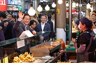 이재명 대통령이 17일 성남시 태평동 현대시장을 방문해 상인들과 인사하고 있다.