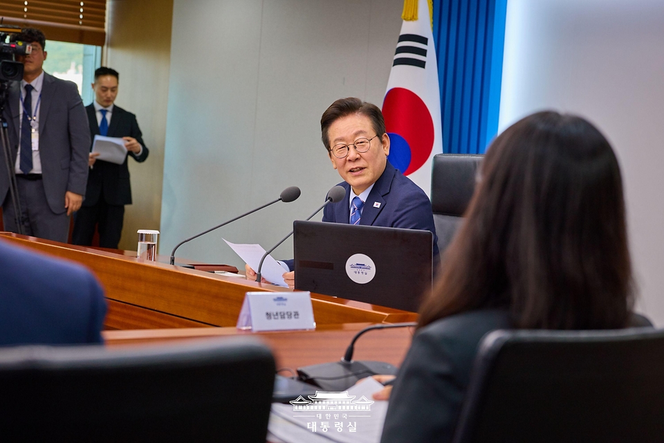 이재명 대통령이 18일 서울 용산 대통령실 청사에서 열린 수석·보좌관 회의에서 발언하고 있다.