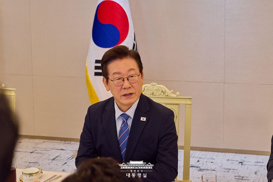이재명 대통령이 18일 서울 용산 대통령실 청사에서 열린 증권사 리서치센터장 오찬 간담회에서 발언하고 있다.