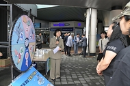 오유경 처장이 18일 추석 명절을 앞두고 고속도로 휴게소를 방문해 식중독 예방수칙을 홍보하고, 푸드코트에서 '식품용 기기 안전관리 기준' 인증을 받은 조리로봇 4기로 음식을 자동 조리·제공하는 현장을 살펴보고 있다.