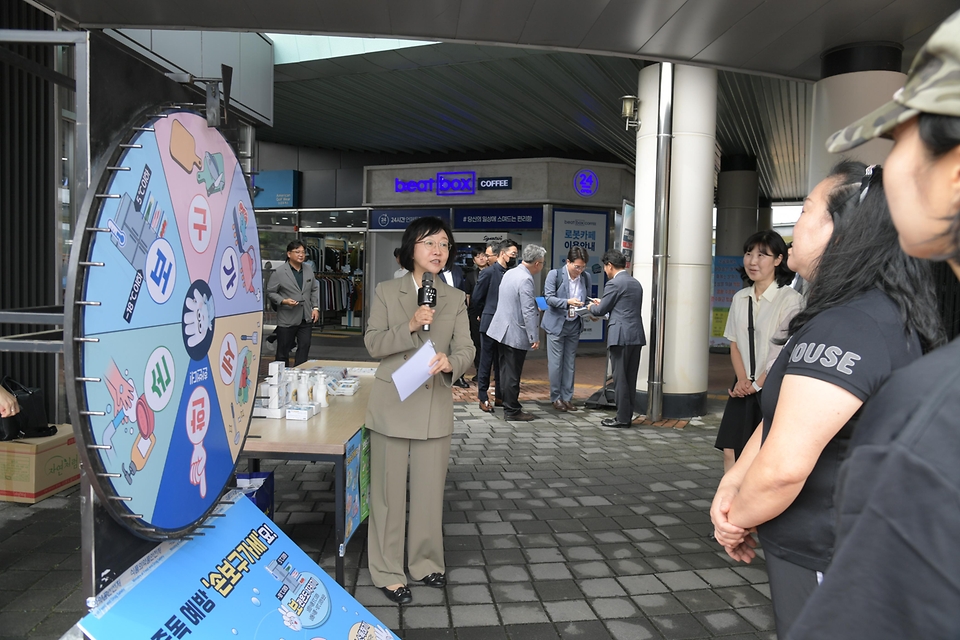 오유경 처장이 18일 추석 명절을 앞두고 고속도로 휴게소를 방문해 식중독 예방수칙을 홍보하고, 푸드코트에서 '식품용 기기 안전관리 기준' 인증을 받은 조리로봇 4기로 음식을 자동 조리·제공하는 현장을 살펴보고 있다.