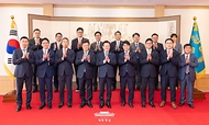 이재명 대통령이 18일 서울 용산 대통령실 청사에서 열린 증권사 리서치센터장 오찬 간담회에서 참석자들과 기념촬영을 하고 있다.
