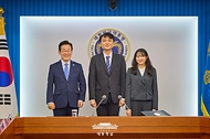 이재명 대통령이 18일 서울 용산 대통령실 청사에서 열린 수석·보좌관 회의에서 이주형, 최지원 청년담당관에게 임명장 수여 후 기념촬영을 하고 있다.