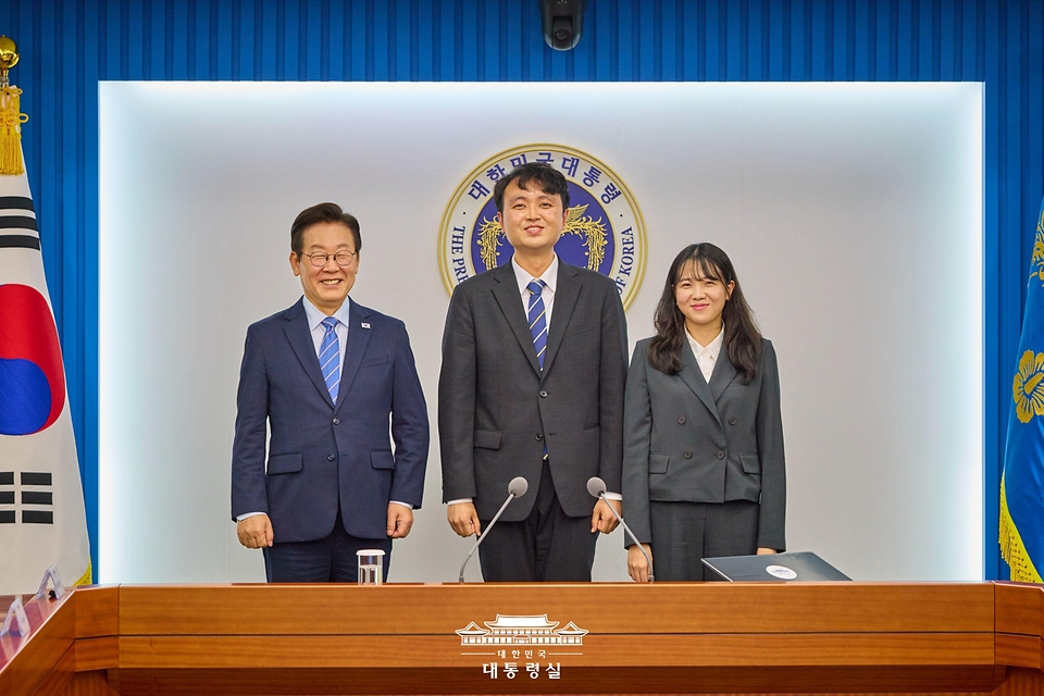 이재명 대통령이 18일 서울 용산 대통령실 청사에서 열린 수석·보좌관 회의에서 이주형, 최지원 청년담당관에게 임명장 수여 후 기념촬영을 하고 있다.