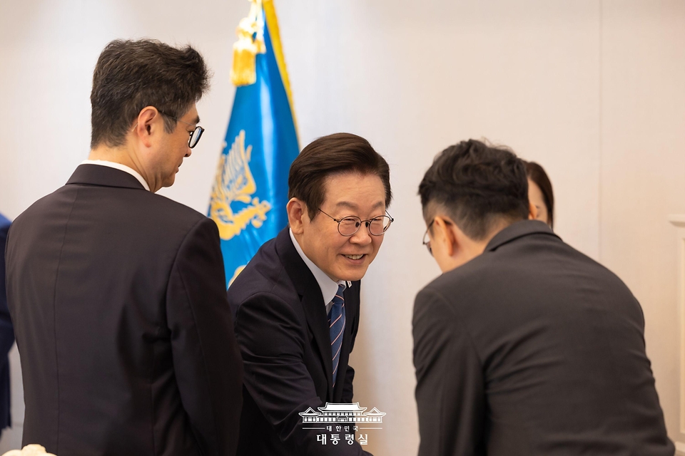 이재명 대통령이 18일 서울 용산 대통령실 청사에서 열린 증권사 리서치센터장 오찬 간담회에서 참석자들과 인사를 나누고 있다.