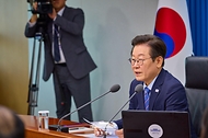 이재명 대통령이 18일 서울 용산 대통령실 청사에서 열린 수석·보좌관 회의에서 발언하고 있다.