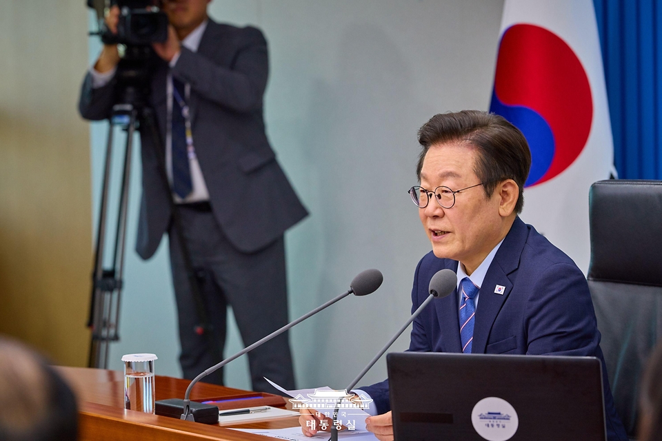 이재명 대통령이 18일 서울 용산 대통령실 청사에서 열린 수석·보좌관 회의에서 발언하고 있다.